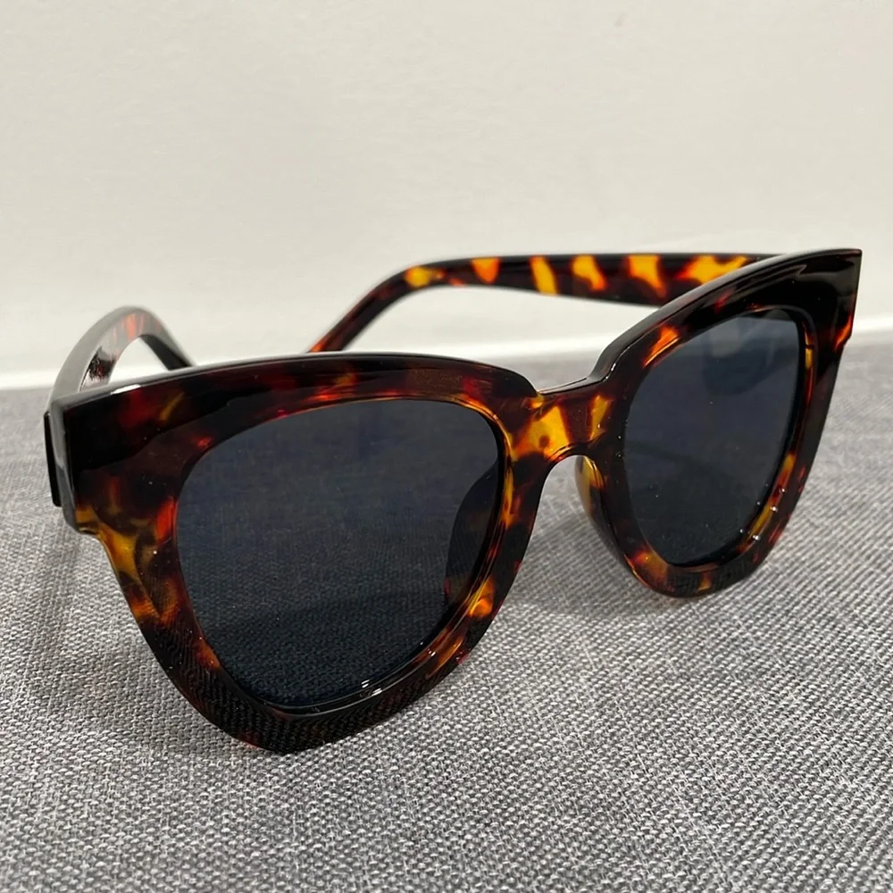 NWT cat eye sunglasses dark brown oversized UV 400 dark blue lens w bag & cloth